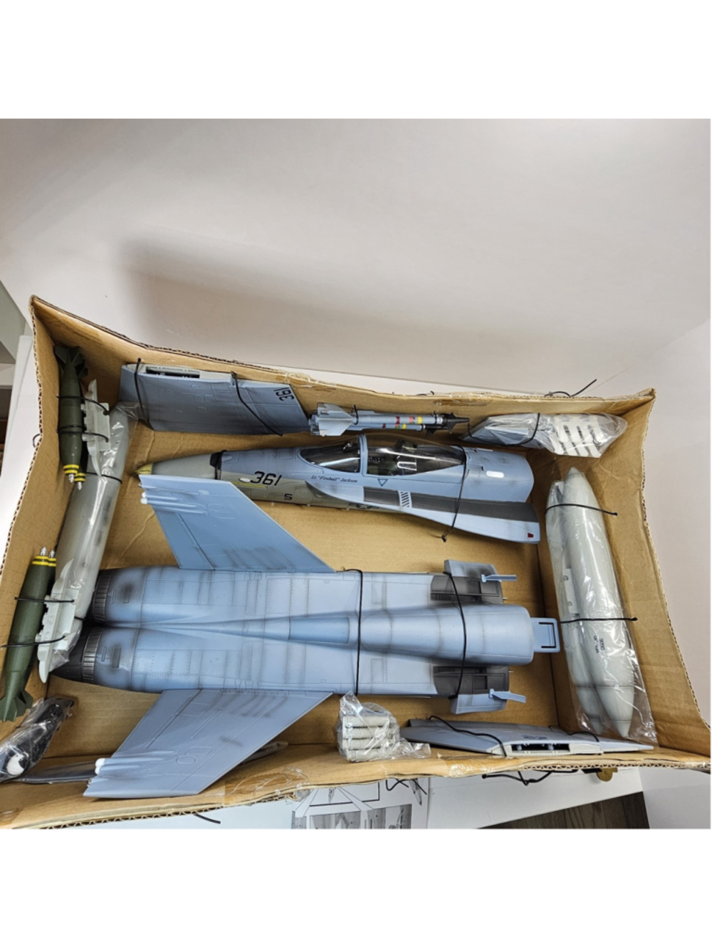 NEW OPEN BOX BBI Elite Force US Navy F/A-18 Hornet VFA-190“361” 1:18 Scale 21267